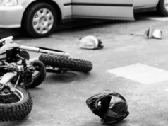 Tragedija v petkovem popoldnevu v naselju Mezgovci: 63-letni motorist trčil v voznico (20), umrl je