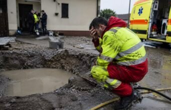 TRAGEDIJA: Otrok (3) umrl na domačem dvorišču – padel je v izkop, napolnjen z vodo