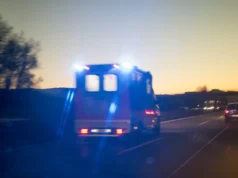 Prijatelji so si podajali bombo, ta pa je eksplodirala: zdravniki se borijo za življenje tretjega moškega