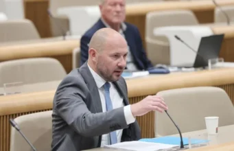 Minister Vrtovec na dopustu: Zdaj veste, kaj je moja izbira (FOTO)
