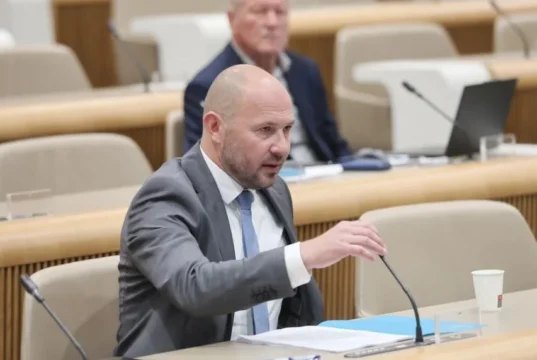 Minister Vrtovec na dopustu: Zdaj veste, kaj je moja izbira (FOTO)