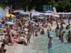 Posnetek z nabito polne hrvaške plaže razburil splet: »To ni dopust, to je utrujenost!« (VIDEO)
