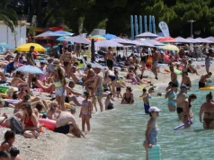 Posnetek z nabito polne hrvaške plaže razburil splet: »To ni dopust, to je utrujenost!« (VIDEO)