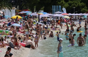 Posnetek z nabito polne hrvaške plaže razburil splet: »To ni dopust, to je utrujenost!« (VIDEO)