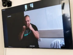 Oče osmih otrok Aleš izsiljeval samohranilko, na sodišču pa še zagrozil tožilcu