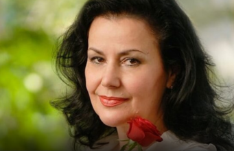 I u 71. godini života se skinula, ponosno nosi minijaturnu seksi haljinu! Snežana Savić izazvala more komentara – što joj je ovo trebalo, višak kože visi na sve strane..