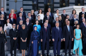 Janša med svetovno elito tik za predsednikom Trumpom, izmenjala sta si nekaj besed (VIDEO, FOTO)