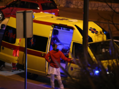 Otrok (1) utonil v bazenu pred družinsko hišo: policija in reševalci nemudoma odhiteli na kraj tragedije