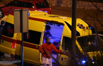 Otrok (1) utonil v bazenu pred družinsko hišo: policija in reševalci nemudoma odhiteli na kraj tragedije
