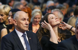 Poglejte, kako so Urško Bačovnik Janša in Janeza Janšo sprejeli v Turčiji, udeležujeta se posebne večerje (FOTO in VIDEO)