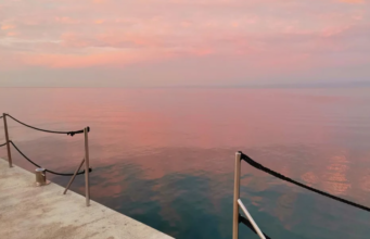 Drama v Simonovem zalivu: 73-letnika potegnili iz vode in ga oživljali
