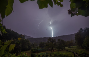 Opozorilo za skoraj vso Slovenijo! Prihaja tudi neurje, znano je, kje bo najhuje …