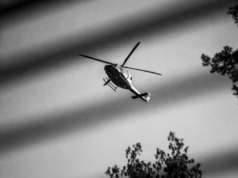 Kaj se dogaja na Uršnih selih? Slišati naj bi bilo strele, nad vasjo kroži policijski helikopter – znane so prve informacije