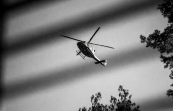 Kaj se dogaja na Uršnih selih? Slišati naj bi bilo strele, nad vasjo kroži policijski helikopter – znane so prve informacije