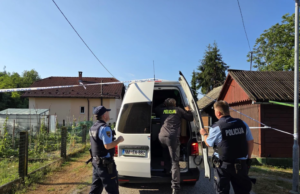 Nevarni Hrvat pri Uršnih selih napadel dva policista in jima odvzel orožje! Za talca vzel invalida (FOTO)