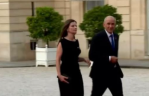 Poglejte, kako sta Janez Janša in Urška Bačovnik Janša prišla na slavnostno večerjo, v torek predsednika vlade čaka še parada (FOTO in VIDEO)