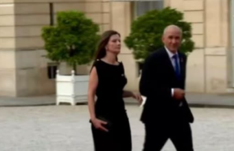 Poglejte, kako sta Janez Janša in Urška Bačovnik Janša prišla na slavnostno večerjo, v torek predsednika vlade čaka še parada (FOTO in VIDEO)
