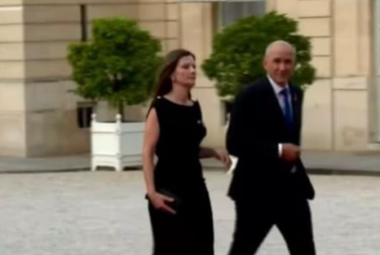 Poglejte, kako sta Janez Janša in Urška Bačovnik Janša prišla na slavnostno večerjo, v torek predsednika vlade čaka še parada (FOTO in VIDEO)
