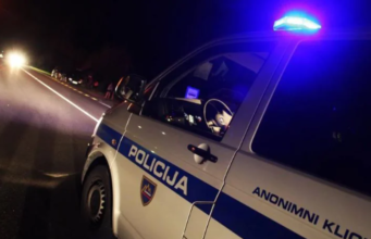 Šok pred portoroškim lokalom! Ženska naj bi udarila varnostnika v obraz, po njegovem udarcu obležala na tleh (VIDEO)