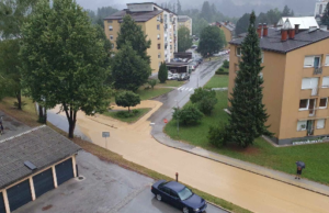 Neurja povzročila razdejanje: na Koroškem poplave in toča, severovzhod ostal brez elektrike