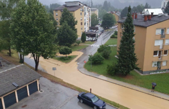 Neurja povzročila razdejanje: na Koroškem poplave in toča, severovzhod ostal brez elektrike