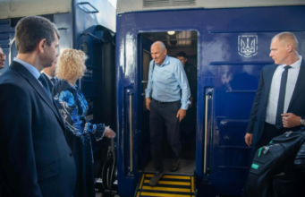 Premier Janša ne počiva: po obisku Pariza takoj sedel na vlak in spet odpotoval (FOTO)