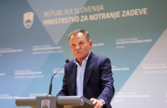Napadi na policiste vse bolj nasilni, minister Matoz napoveduje spremembe