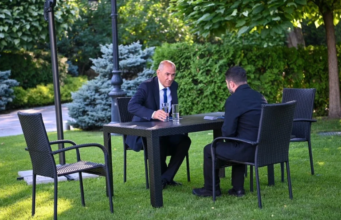Janša in Zelenski iz oči v oči: segla sta si v roke, nato pa sedla za skupno mizo (FOTO in VIDEO)