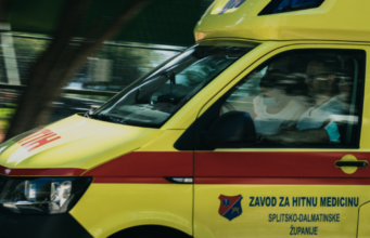 Otrok se je utopil na dvorišču družinske hiše pred očmi članice družine