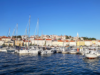 Dvojica turistov na Jadranu našla torbo, polno denarja, še isti dan končala v priporu: to je razlog