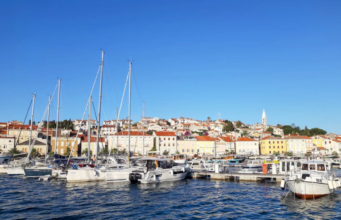 Dvojica turistov na Jadranu našla torbo, polno denarja, še isti dan končala v priporu: to je razlog
