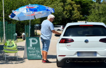 Parkirnine so šle v nebo: toliko boste poleti plačali na slovenski obali, Bledu in hrvaškem Umagu