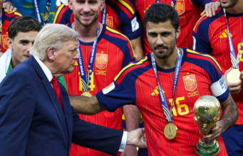 Trump »pokvaril« podelitev naslova svetovnega prvaka Španiji: ni se hotel umakniti, igralci niso mogli verjeti (VIDEO)