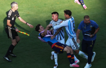 Argentinec povzročal kaos na igrišču: izgubil finale SP, nato obračunal z dvema Špancema (VIDEO)