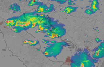 Burna noč v Dalmaciji: neurje zajelo Split in otoke, na Hvaru meteotsunami, v Makarski zagorelo