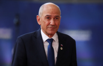 Premier Janša na dopustu: poglejte, kako uživa (FOTO)