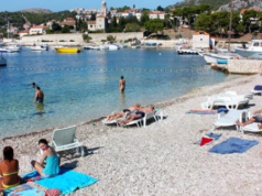 Slovenca na Krku postala pravi spletni hit: Poglejte, kaj vse sta potegnila iz kombija in postavila na plaži (FOTO)