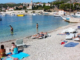 Slovenca na Krku postala pravi spletni hit: Poglejte, kaj vse sta potegnila iz kombija in postavila na plaži (FOTO)