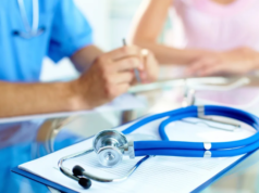 Kljub raku v družini zdravniki zavračali preventivni pregled, zdaj je za 39-letnico prepozno