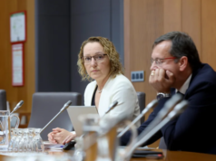 Ministrica Ribič: socialna pomoč ni zamenjava za delo, prihaja strožji nadzor