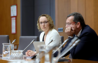 Ministrica Ribič: socialna pomoč ni zamenjava za delo, prihaja strožji nadzor
