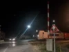 Skoraj prišlo do tragedije! Na železniškem prehodu so se zapornice dvignile, ko je vlak šele prihajal: »Nekdo bi lahko izgubil življenje« (VIDEO)