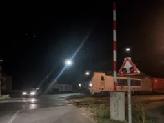 Skoraj prišlo do tragedije! Na železniškem prehodu so se zapornice dvignile, ko je vlak šele prihajal: »Nekdo bi lahko izgubil življenje« (VIDEO)