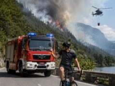 Brezčutno obnašanje kolesarja v Bohinju – gasilcem kazal sredinec in jim oviral pot do požara