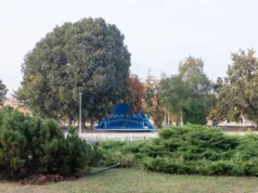 Grozljivi prizori sredi belega dne: brez razloga zabodel moškega v parku in pobegnil