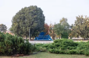 Grozljivi prizori sredi belega dne: brez razloga zabodel moškega v parku in pobegnil
