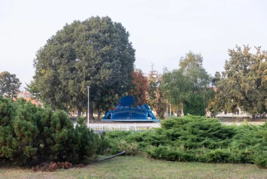 Grozljivi prizori sredi belega dne: brez razloga zabodel moškega v parku in pobegnil