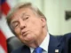 Trump spet zadremal sredi sestanka, zdravnik: »To je znak, da del možganov propada« (VIDEO)