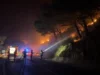 Ogenj požira del Omiša, zgorele številne hiše, del mesta brez elektrike, evakuirajo prebivalce in turiste (VIDEO)