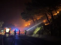 Ogenj požira del Omiša, zgorele številne hiše, del mesta brez elektrike, evakuirajo prebivalce in turiste (VIDEO)